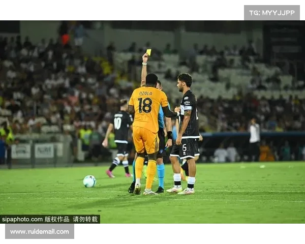 马内踩门将肚子引发争议 VAR介入判红牌升级为黄牌