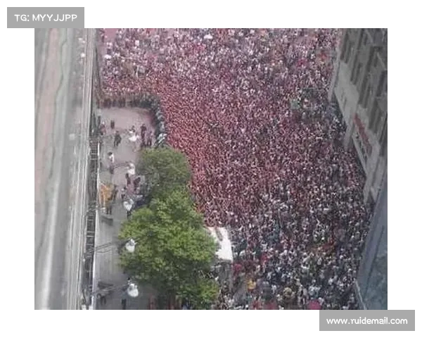 詹姆斯凌晨抵达上海球迷热情迎接 通道两侧人山人海盛情守候