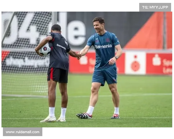 阿隆索首次一线队合练召入三名梯队小将 展示新赛季战术思路